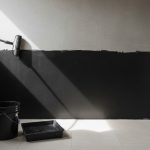 proses pelapisan waterproofing pada dinding kamar mandi menggunakan coating cair dan roller