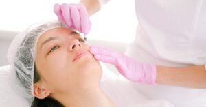 Wanita menerima injeksi kosmetik di area wajah oleh praktisi