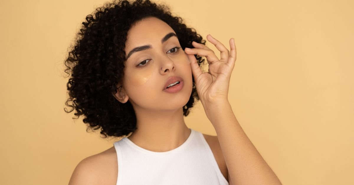 Wanita memegang wajahnya dengan lembut, cara menebalkan skin barrier