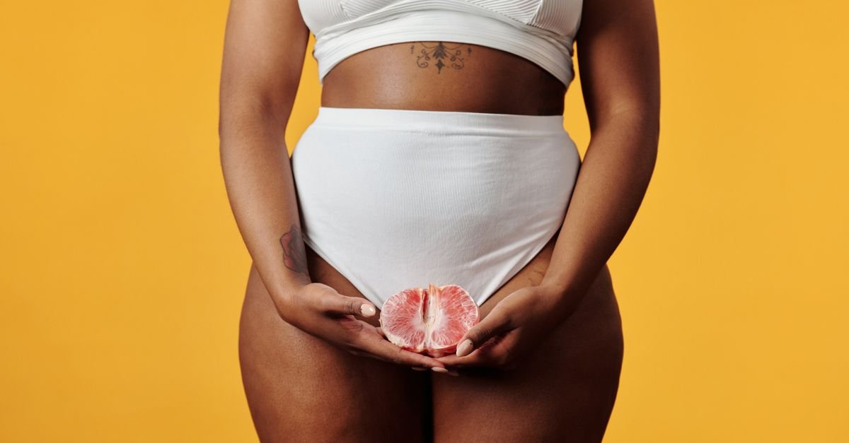 Wanita memegang buah pada latar kuning, wellness dan perawatan diri