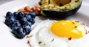 Sarapan sehat dengan telur, alpukat, blueberry, dan kacang almond