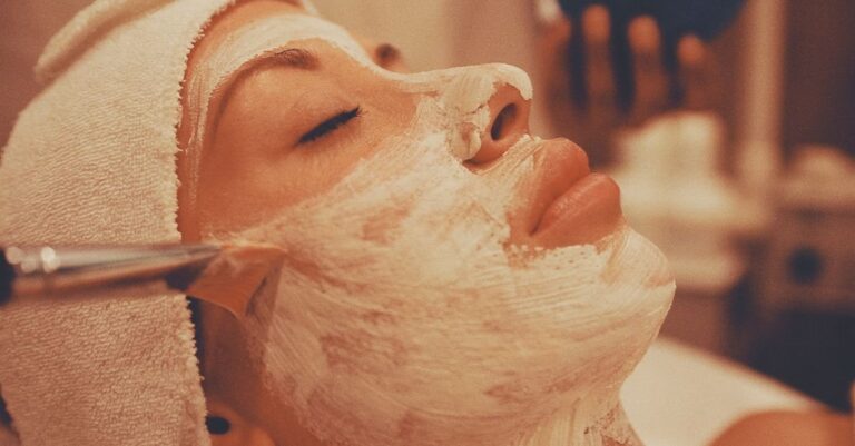 Wanita dengan masker putih di wajah, facial untuk kulit normal