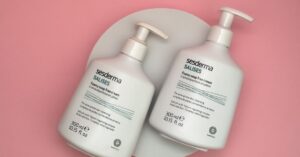 Botol facial wash Byoma pada latar pink, sabun cuci muka untuk kulit sensitif