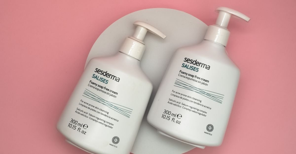 Botol facial wash Byoma pada latar pink, sabun cuci muka untuk kulit sensitif