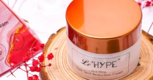 Botol cream pencerah bintik gelap pada latar putih, produk skincare premium