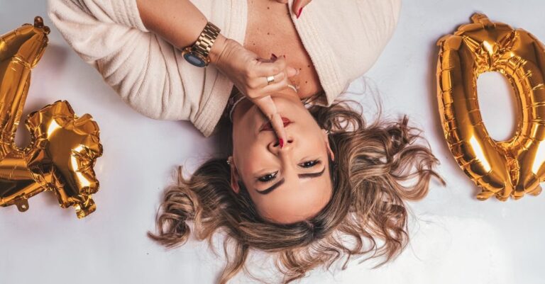 Wanita merayakan usia 40 tahun dengan balon emas, konsep anti-penuaan