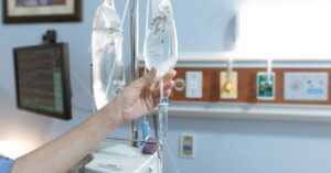 Infus IV di lingkungan klinis dengan monitor rumah sakit