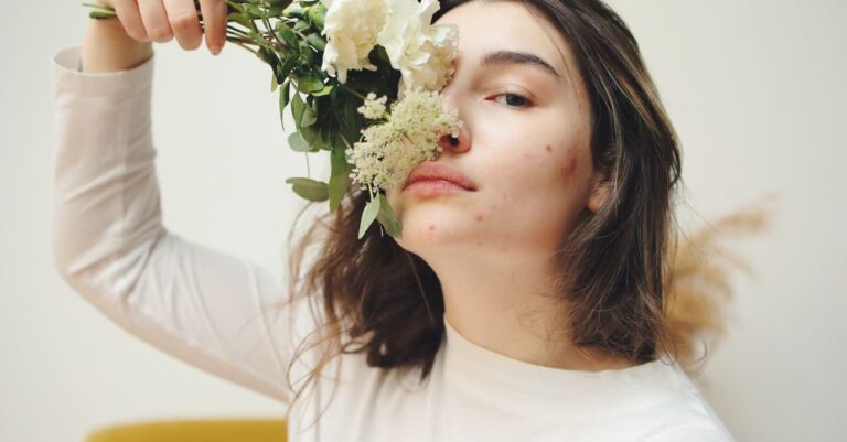 Wanita dengan skincare di wajah, perbedaan jerawat hormonal vs bakteri