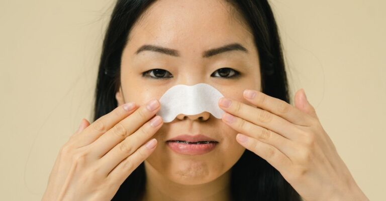 Wanita Asia menempelkan strip hidung untuk mengangkat komedo