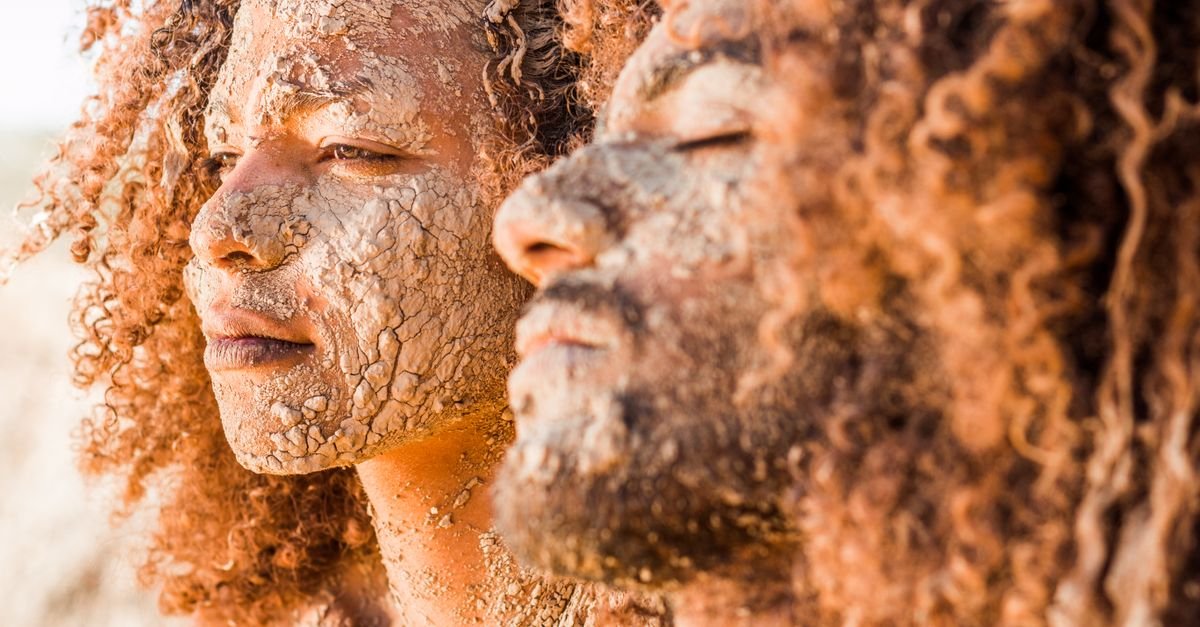Close-up wajah dengan kulit kering dan bersisik, masalah dehidrasi