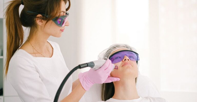 Dokter kecantikan melakukan perawatan laser pada wajah wanita di klinik