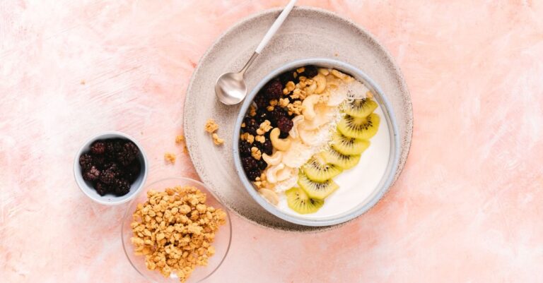 Mangkuk oatmeal dengan topping sehat pada latar pink, menu sarapan tinggi protein
