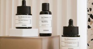 Botol skincare COSRX termasuk The Niacinamide 15 serum