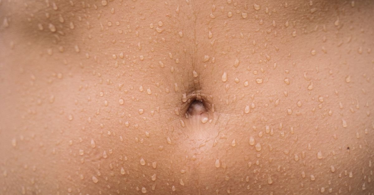 Close-up perut dengan keringat, penyebab miliaria atau biang keringat