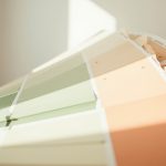 Tips memilih warna dinding rumah dengan sampel palette cat interior netral hangat di ruang keluarga Indonesia
