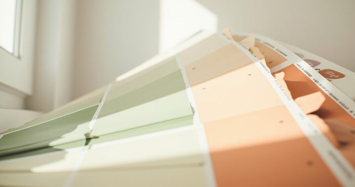 Tips memilih warna dinding rumah dengan sampel palette cat interior netral hangat di ruang keluarga Indonesia