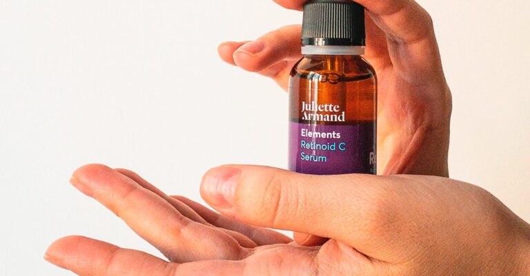 Tangan memegang botol serum kosmetik, produk pencerah kulit