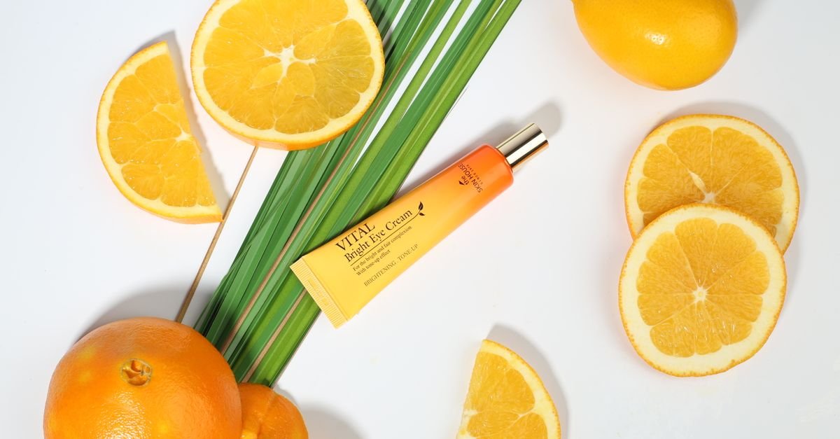 Buah jeruk dan air pada latar putih, vitamin C serum untuk pemula